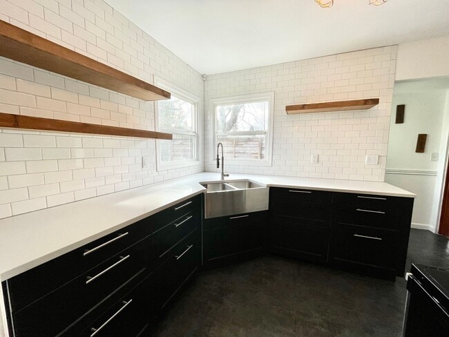 Building Photo - Cute Classic 1950s 2 Bd 1 Ba House + Bonus Room w/ Washer & Dryer, AC and Fenced Spacious Yard!