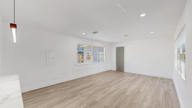 Building Photo - 4 Bedroom / 2 Bath House