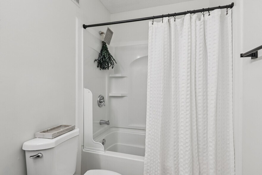 Building Photo - 2209 Hunters Run Dr