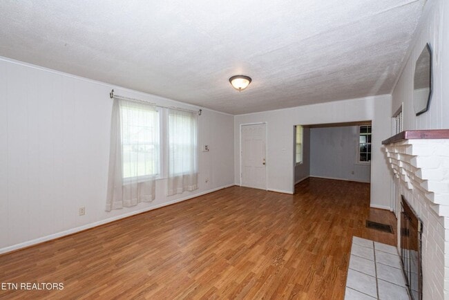 Building Photo - Maryville 37804 - 2 bedroom, 1 bath home w...