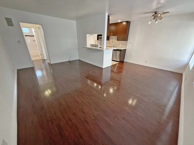 Building Photo - 536 N Sweetzer Ave