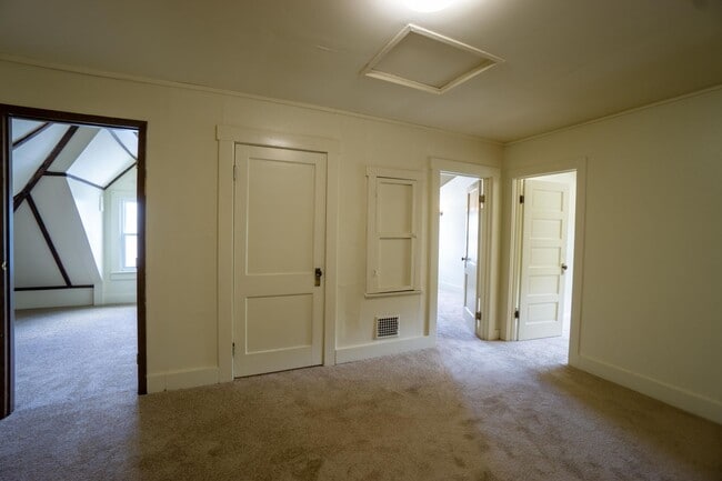 Building Photo - Spacious Single Family Home Available 8/1/26