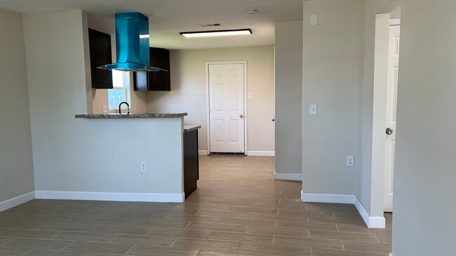 Building Photo - 2112 Victory Ave