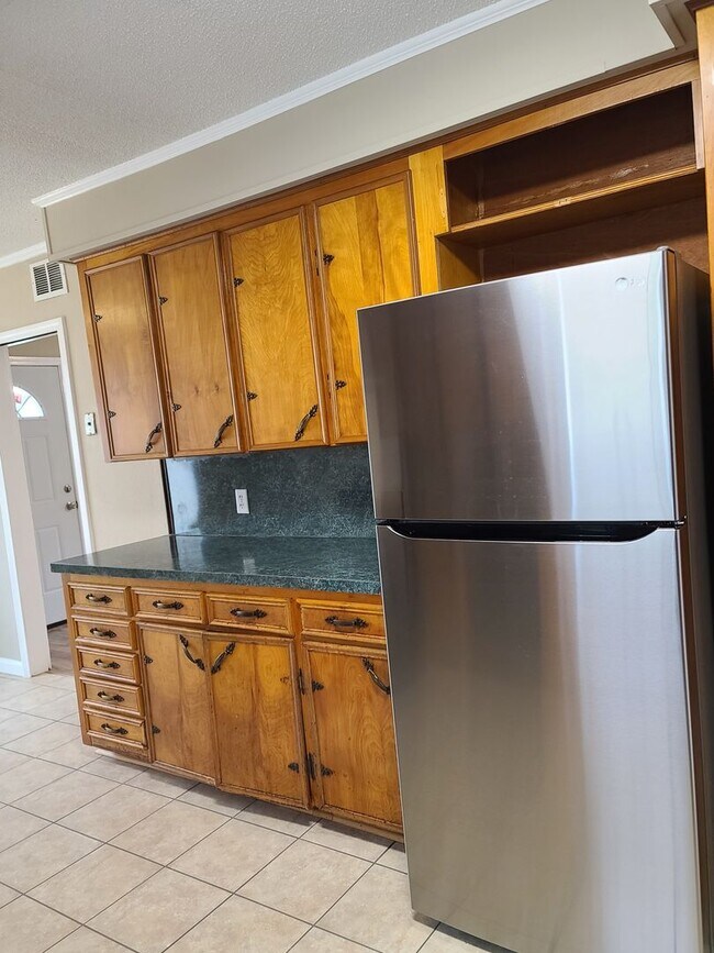 Building Photo - Adorable Cottage Rental
