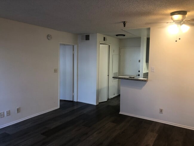 Building Photo - 1791 N Sycamore Ave