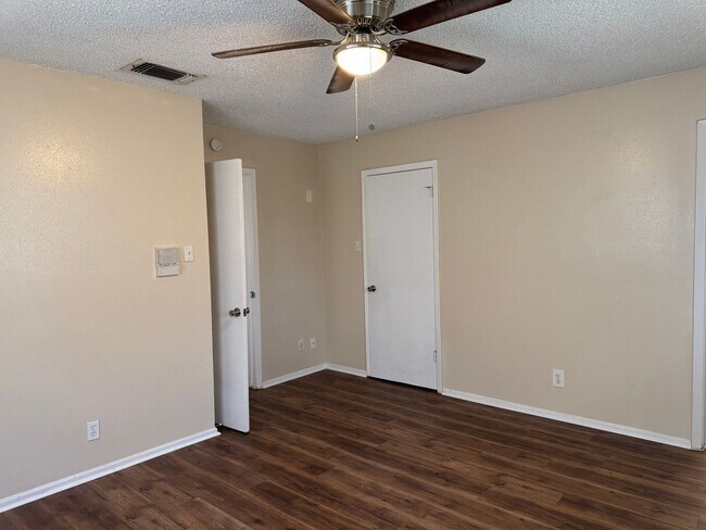 Building Photo - 6919 Moon Lake Dr