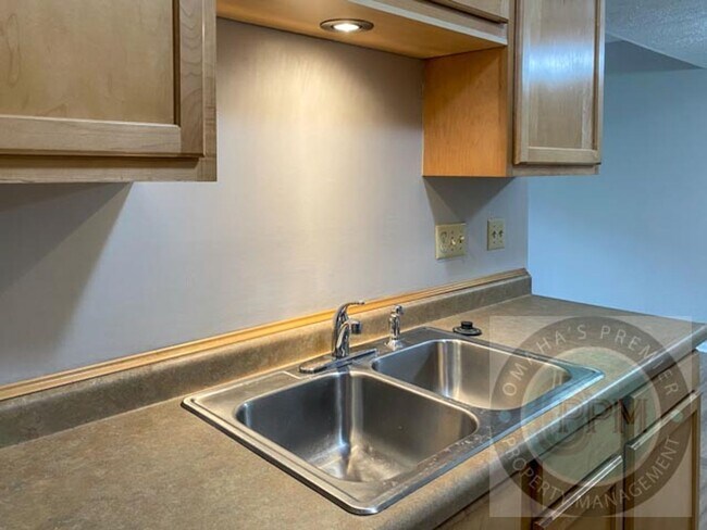 Building Photo - HUGE 2 Bed 1 Bath Cornhusker Creek