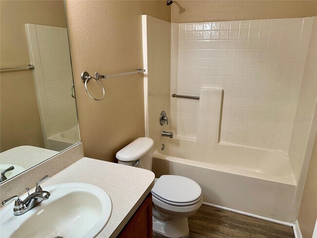 Building Photo - 536 Lakeview Dr