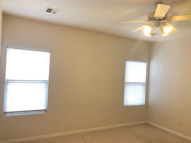 Building Photo - 3 bed 2 bath home for rent in Hurricane