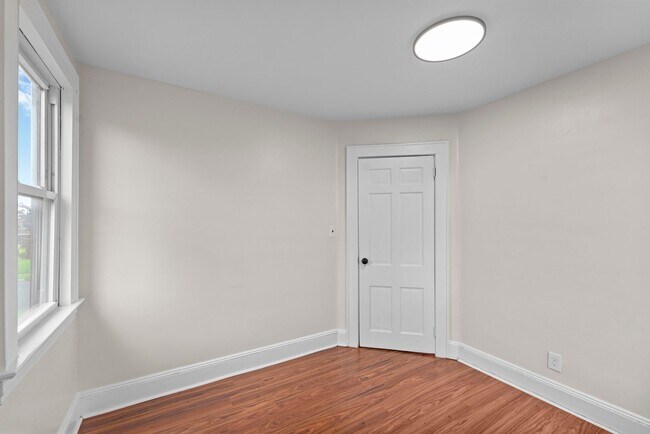 Building Photo - 2215 N Wood Ave