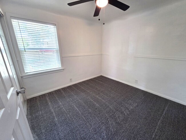 Building Photo - Updated 2 Bedroom 1 Bath Home