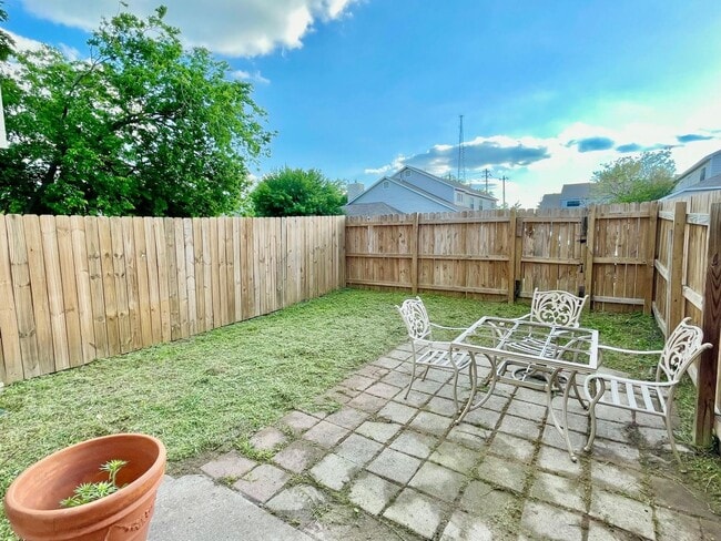 Building Photo - Town House for Lease in North Austin!