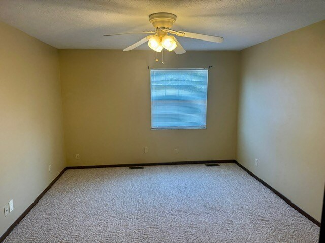 Building Photo - 1616 Spring Valley Dr