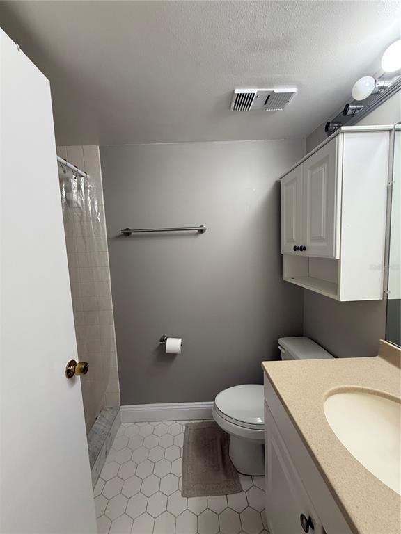 Building Photo - 2700 Cove Cay Dr