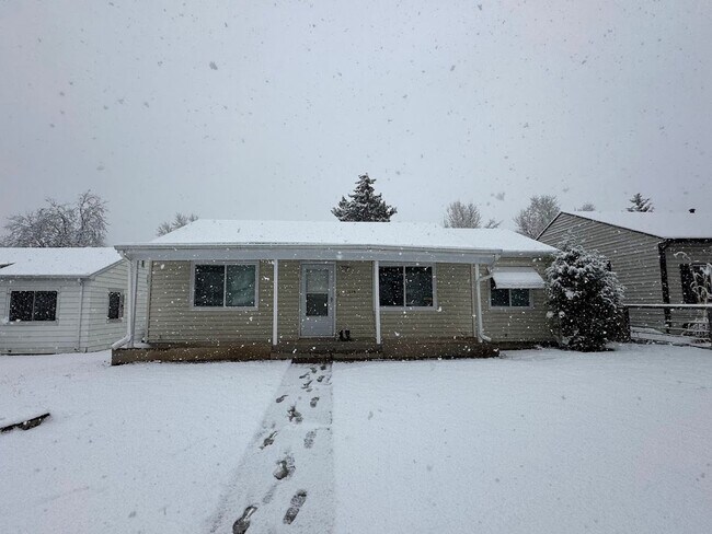 Building Photo - Spacious 4 Bedroom Home | 2 Living Rooms | Large Fenced Yard | 1,700+ Sq Ft