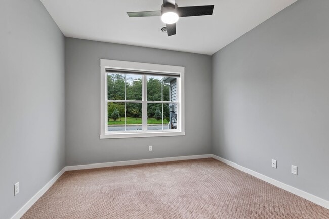 Building Photo - Luxury 3 Bed, 2.5 Bath - Townhome - AVAILABLE Nov. 17, 2025