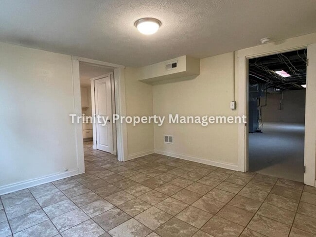 Building Photo - 627 Stealey Ave