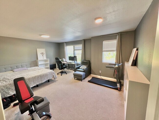 Building Photo - Spacious 5bed/2.5bath W/Bonus Room