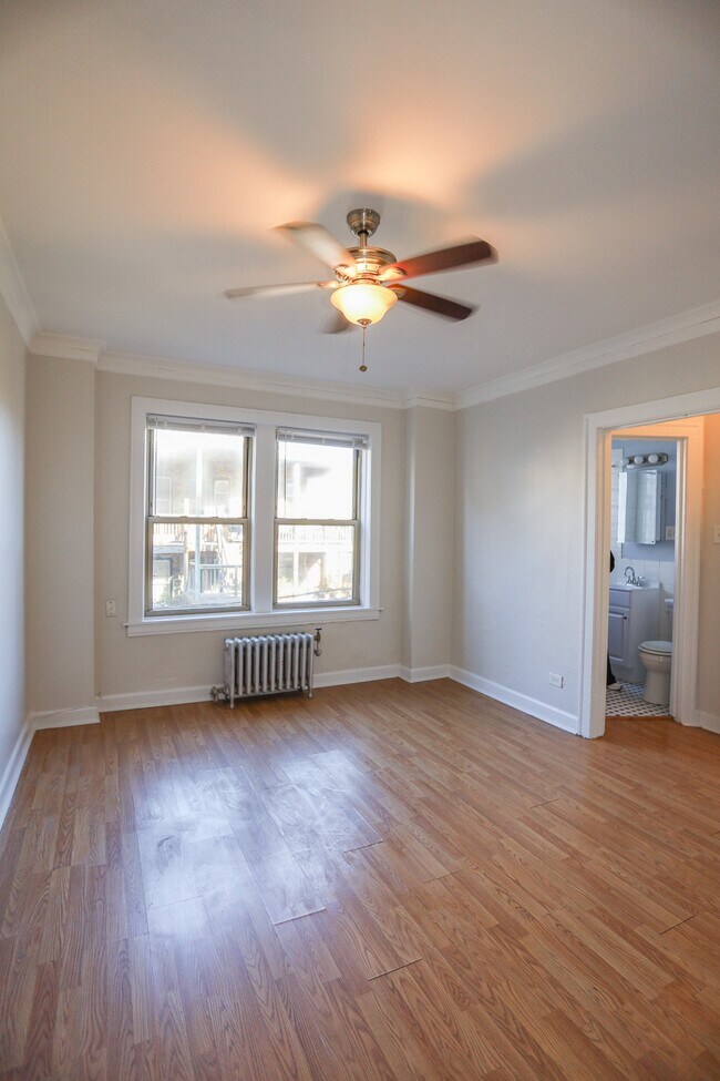 Building Photo - 922 W Eastwood Ave