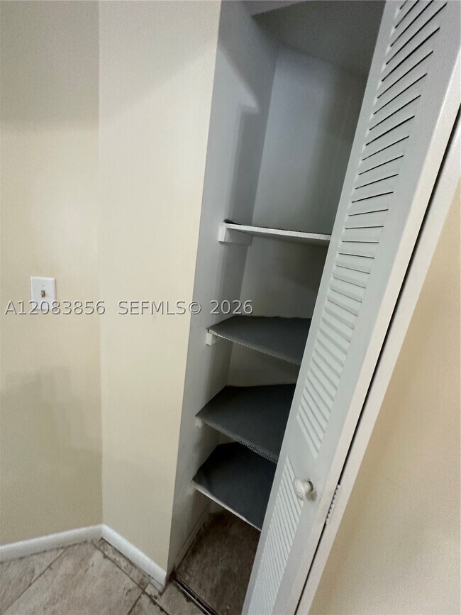 Building Photo - 9435 Fontainebleau Blvd