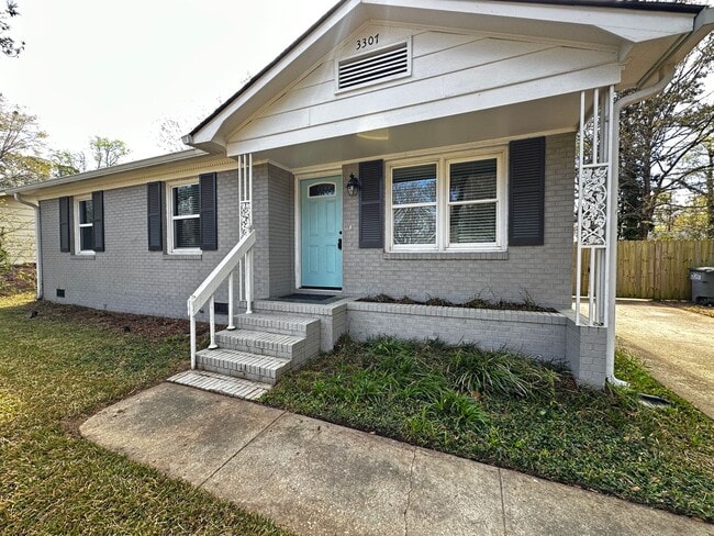 Building Photo - Gorgeous 3 Bed 1 Bath Renovated Brick Home...