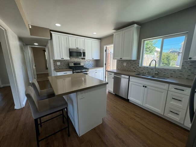 Building Photo - 3BR/2BA HOME available NOW in FLETCHER PAR...