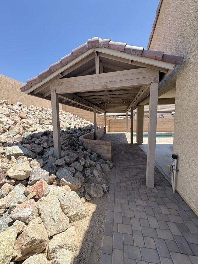 Building Photo - 4 bedroom plus Den 3 car garage with sparkling pool Vail School District