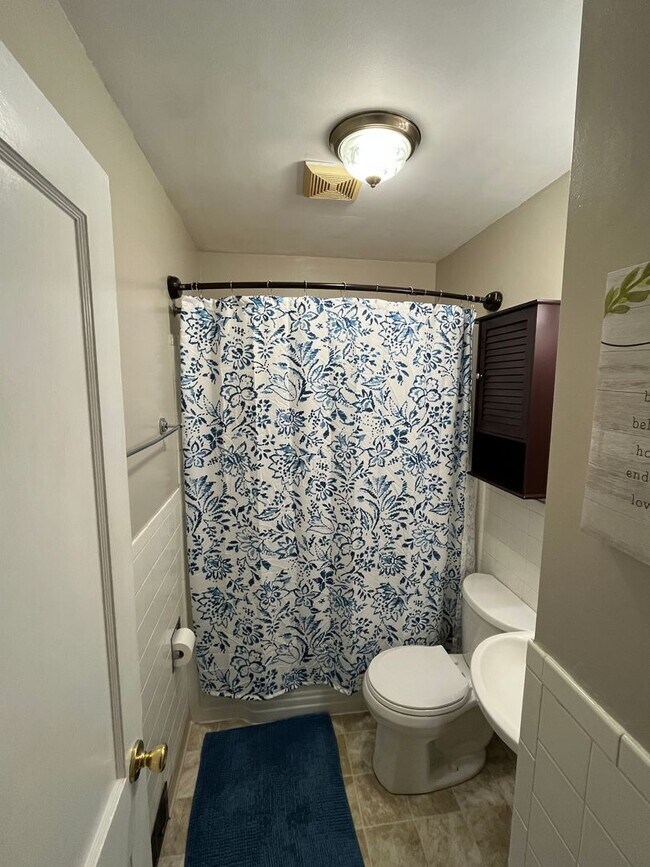 Building Photo - Charming 3-Bedroom 2-Bath with Beautiful Hardwood Floors