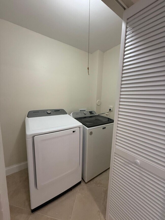 Building Photo - Fully Renovated 3BD/2BA in Lakes of Jacaranda - Plantation