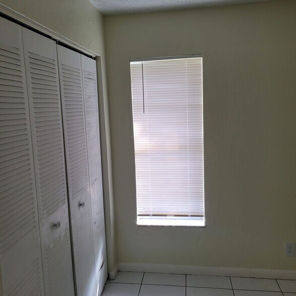 Building Photo - 1440 SW 41st Ave