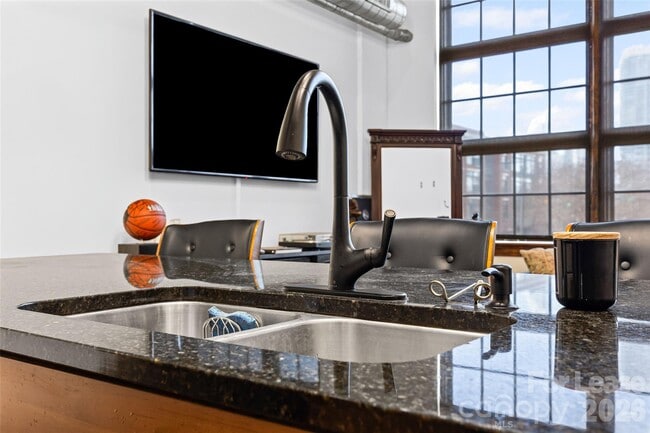 Building Photo - 715 N Graham St