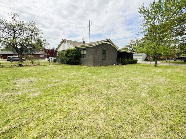 Building Photo - 3 Bedroom 1.5 Bath home w/fenced yard