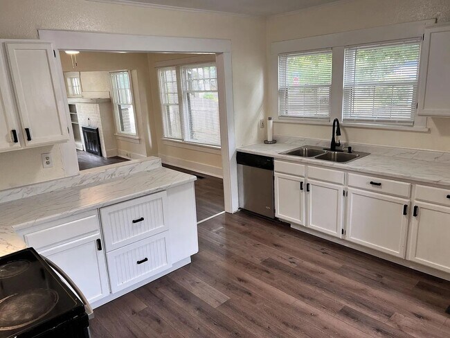 Building Photo - Beautifully Imperfect Character Craftsman Home! Eastside Olympia Home