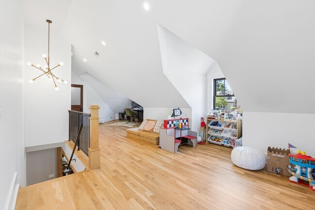 Building Photo - 2016 Sweetbriar Ave