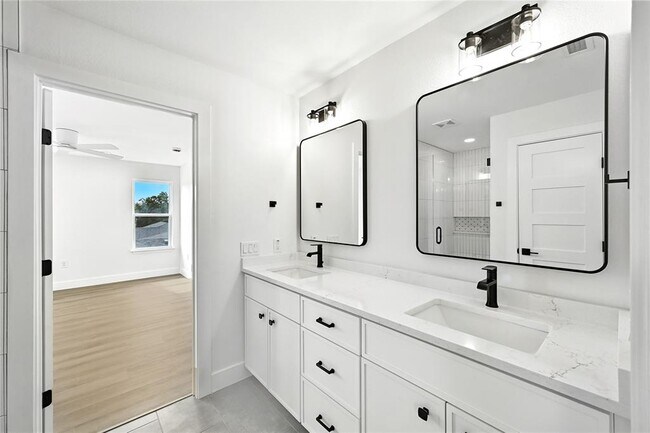 Building Photo - 815 Buckingham Pl