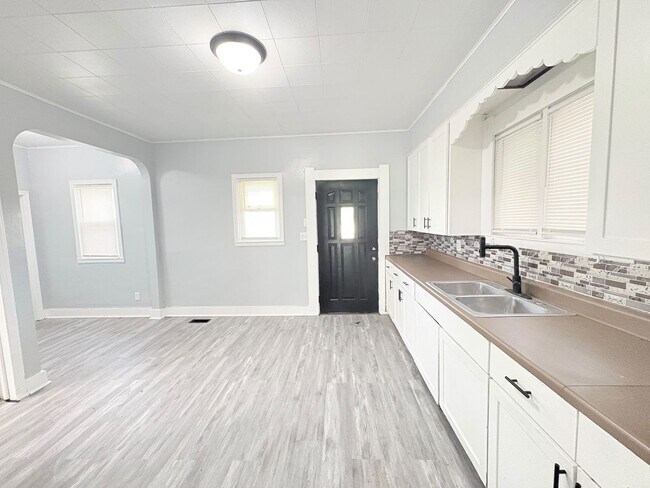 Building Photo - 2924 Elm St