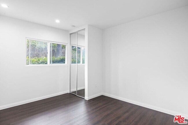 Building Photo - 350 Chautauqua Blvd