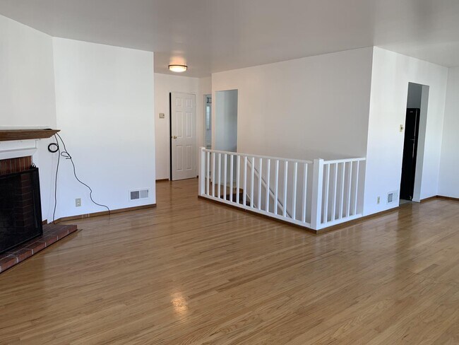 Building Photo - 1315 Skyline Dr