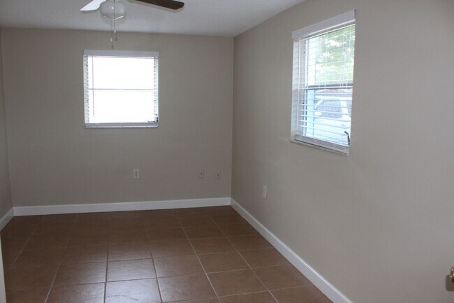 Building Photo - 2 Bedroom 1 Bath Utilities included