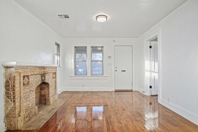 Building Photo - 1524 NE 8th St