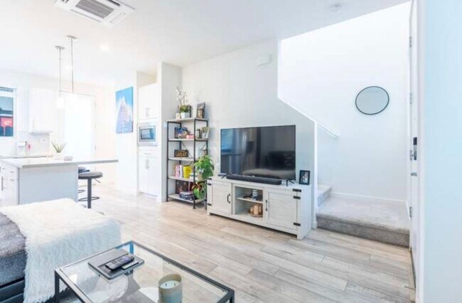 Building Photo - First Month Rent: FREE (with approved lease terms)