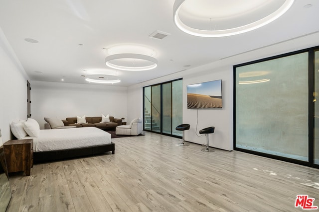 Building Photo - 809 N Rexford Dr