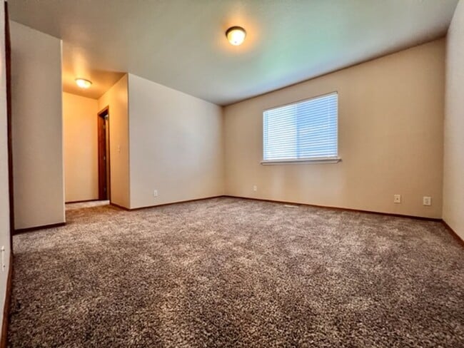 Building Photo - 2800 Fayette~Close to Park, Split Bedroom ...