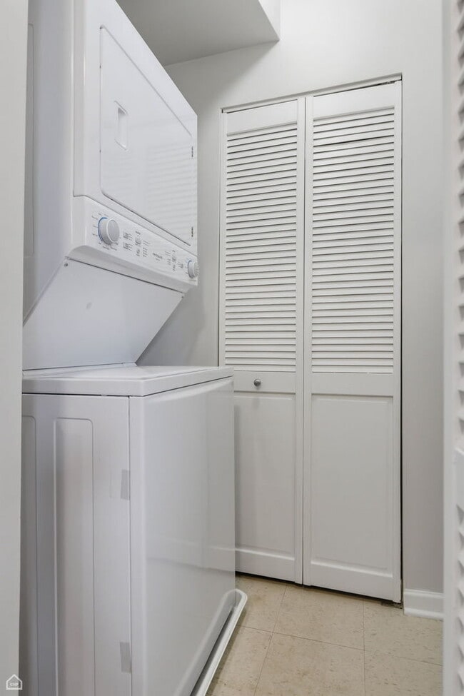 Building Photo - 7318 N Honore St