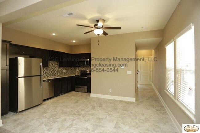 Building Photo - Modern Townhome with Designer Kitchen and High-End Touches in Raymore!