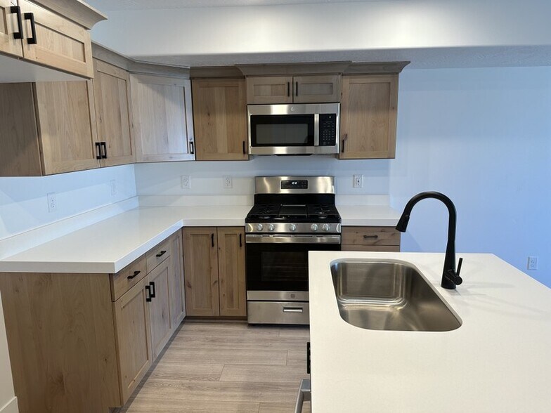 Building Photo - 1402 N Mdw Ln