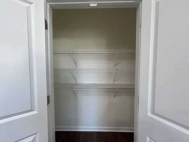 Building Photo - Bright and Spacious 3/2 Available Now!