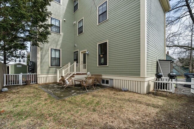 Building Photo - 20 Tufts St
