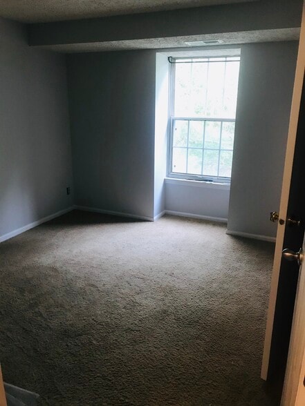 2nd bedroom - 32 Sequoia Ct