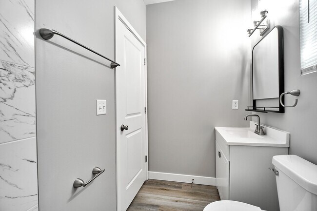 Building Photo - 415 Dequincy St